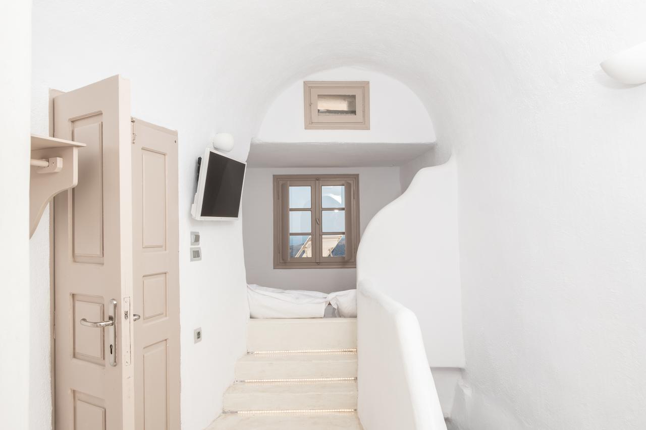 The Globe * Fira (Santorini)