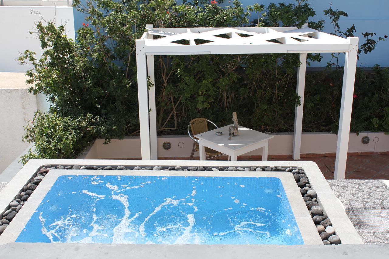 By Thira Fira (Santorini)