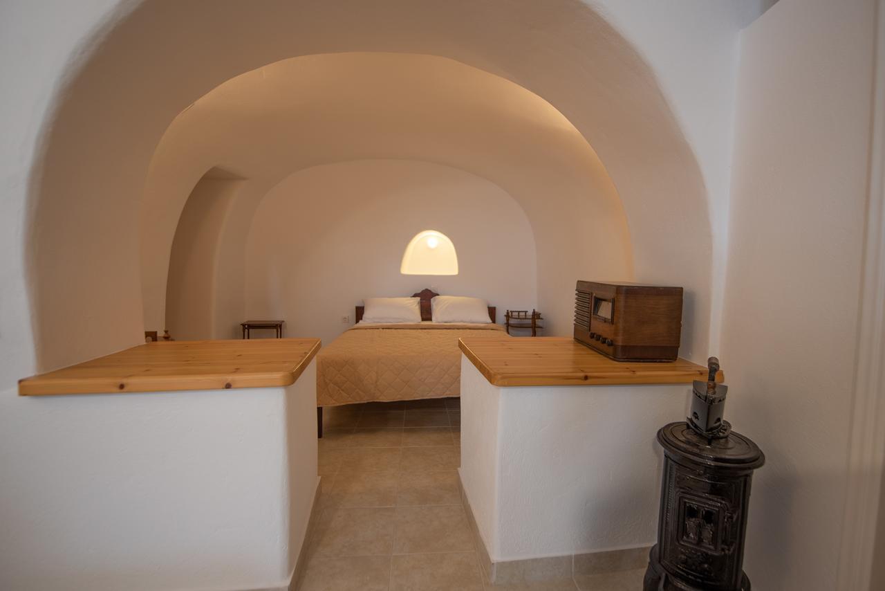 Caves 1880 Oia (Santorini)