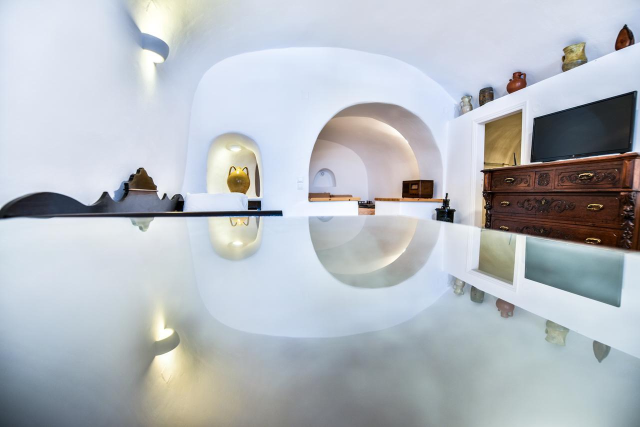 Caves 1880 Oia (Santorini)