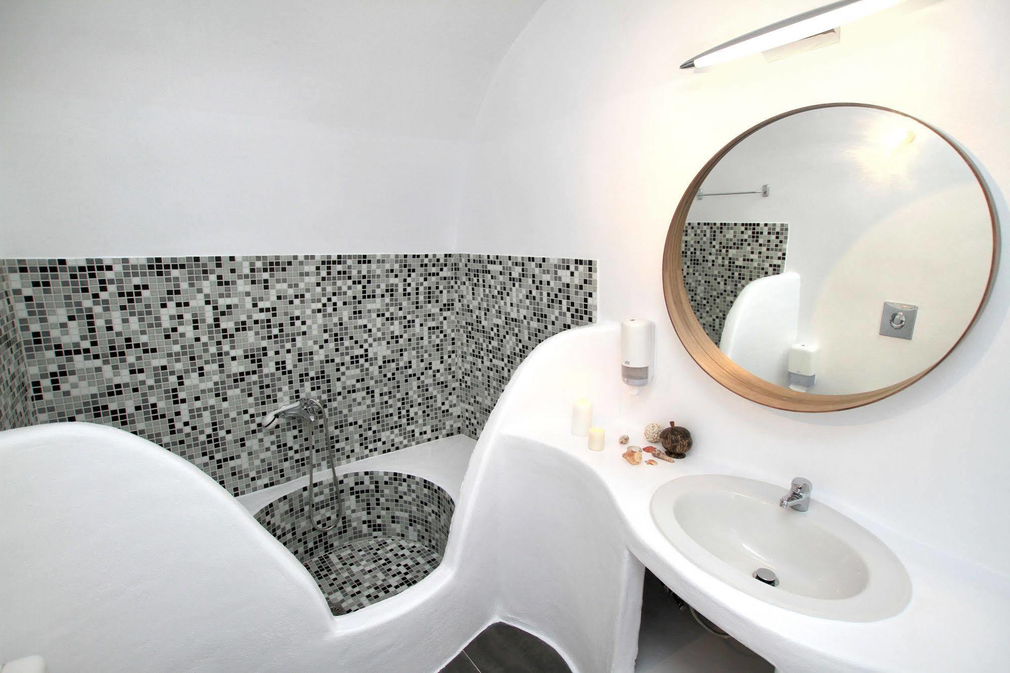 Finesse Aparthotel Oia (Santorini)