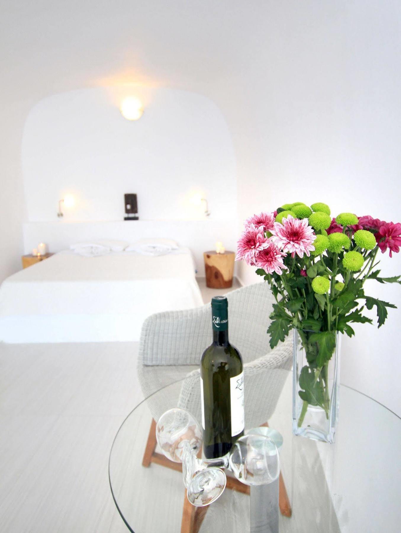 Finesse Aparthotel Oia (Santorini)
