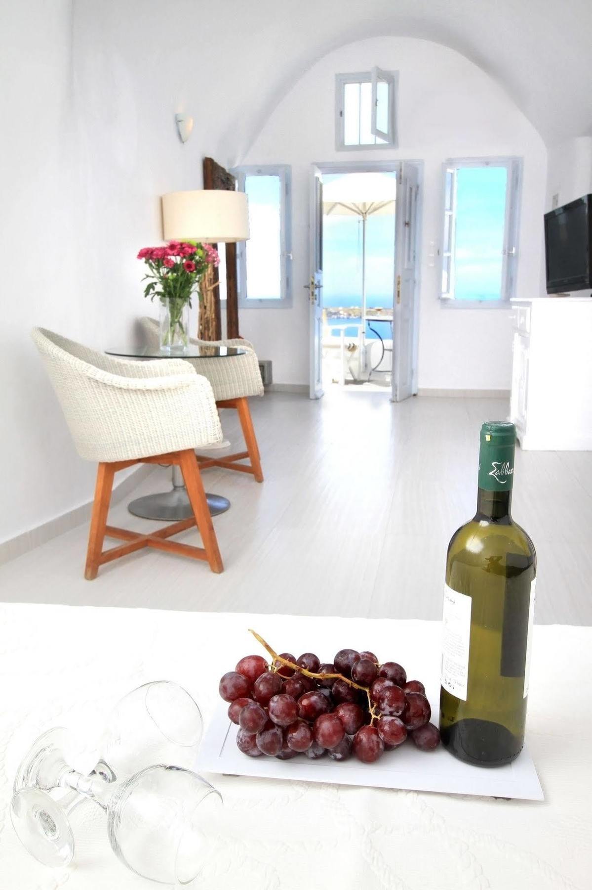 Finesse Aparthotel Oia (Santorini)