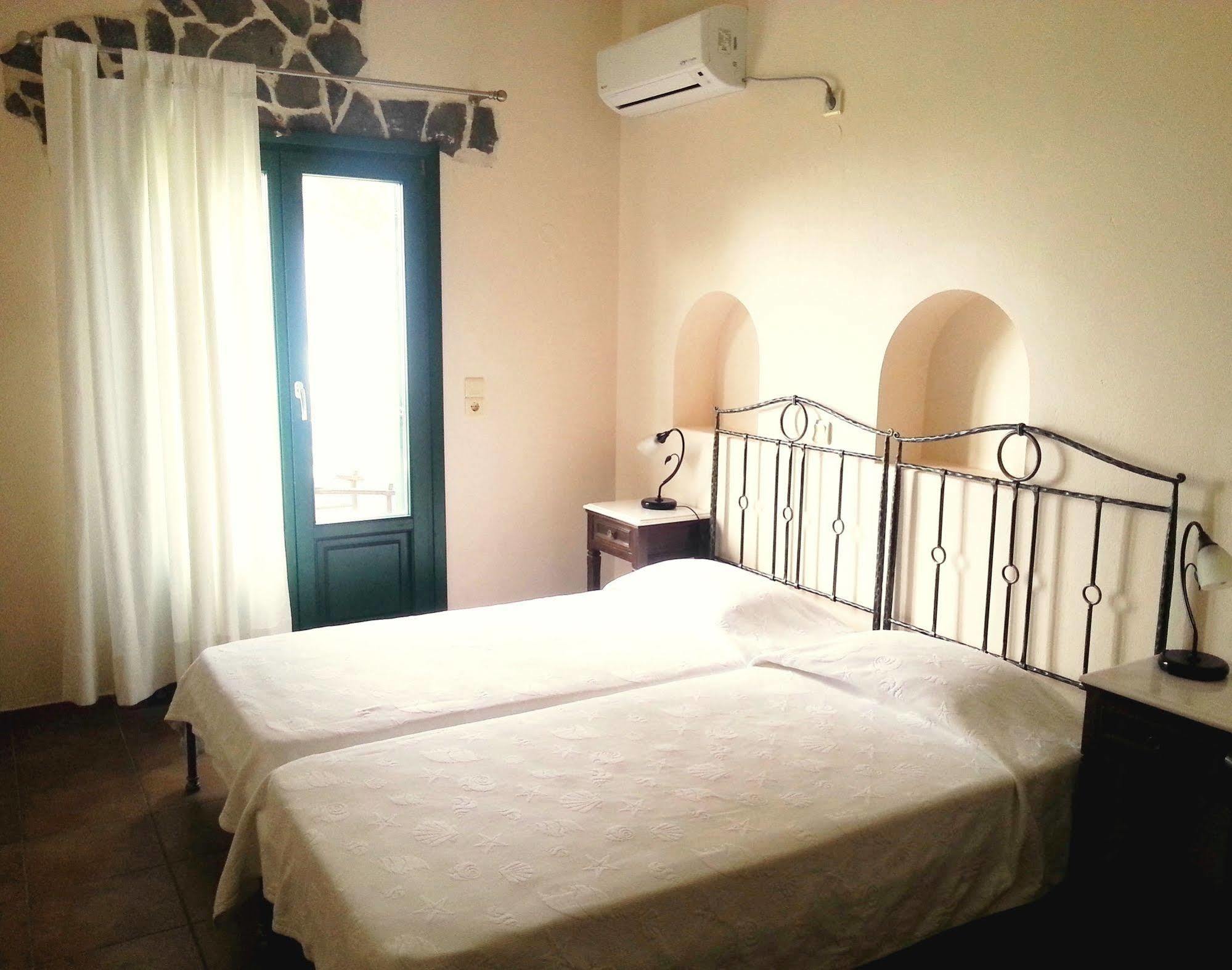 Costa Marina Fira (Santorini)
