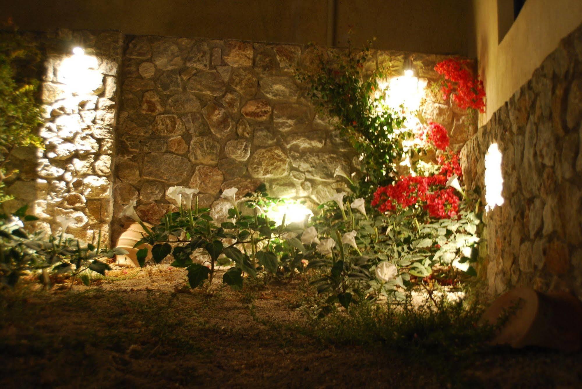 Aretousa Aparthotel Perissa (Santorini)
