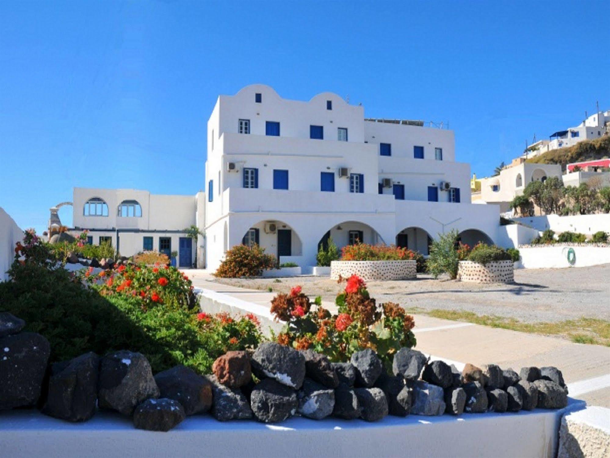 Thira's Dolphin Aparthotel 3*
