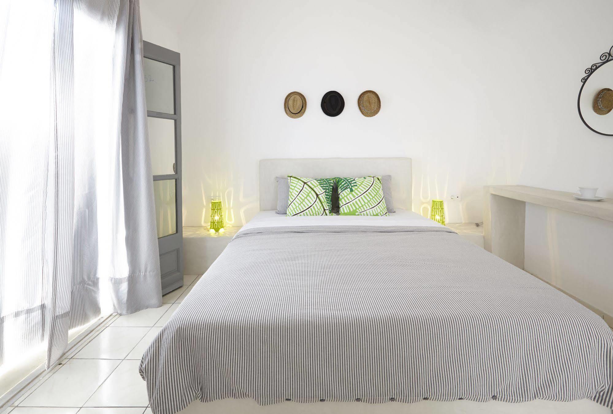 Fenix 4* Perissa (Santorini)