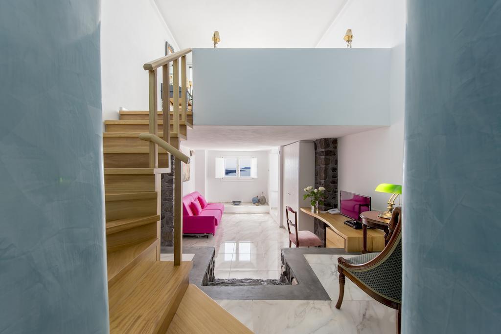 Renos Hotel Fira (Santorini)
