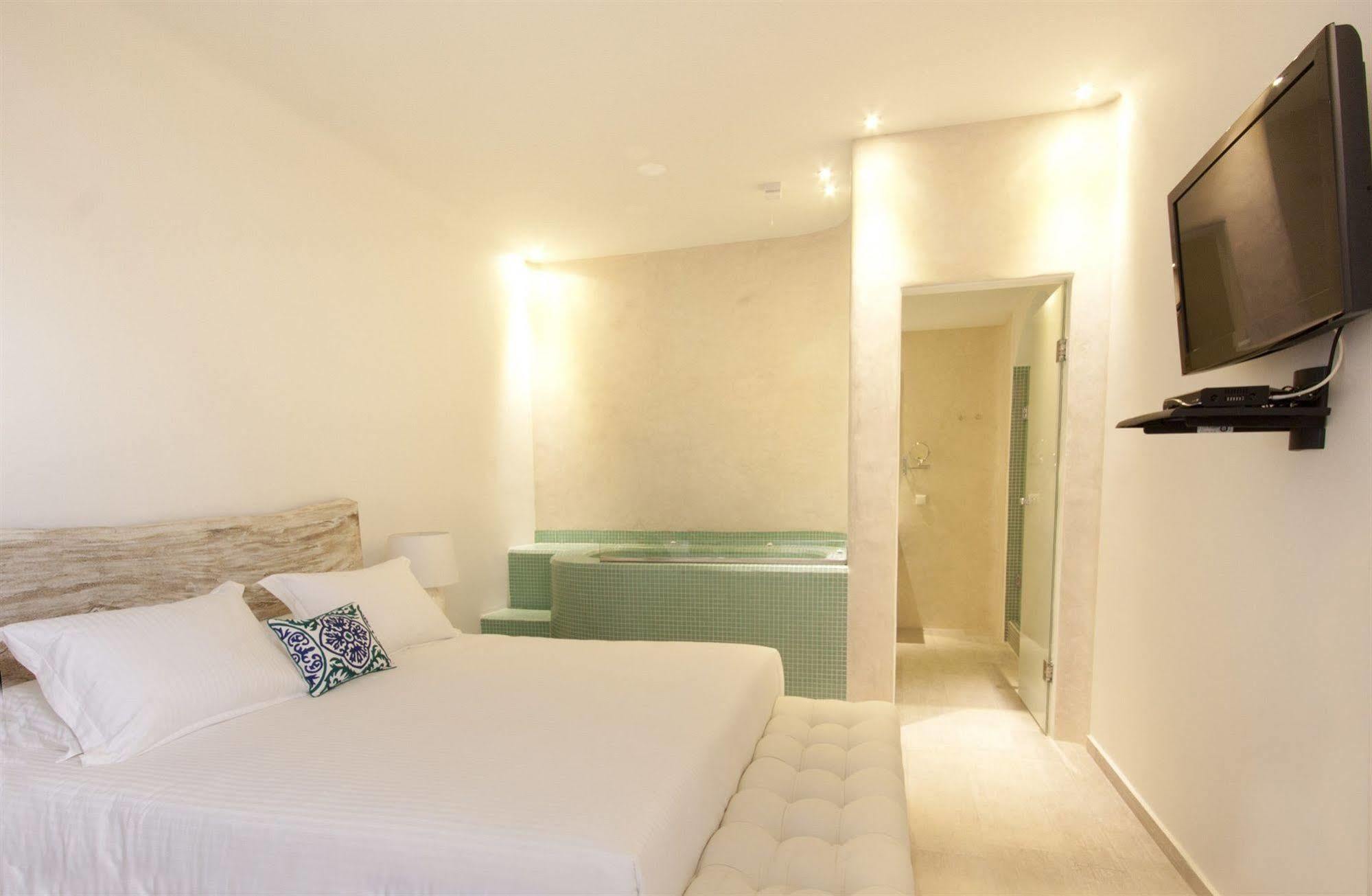 Allure 4* Fira (Santorini)
