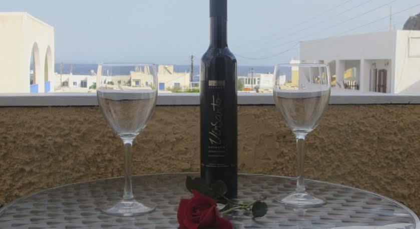 Guest house Join Us Cost Kamari (Santorini)