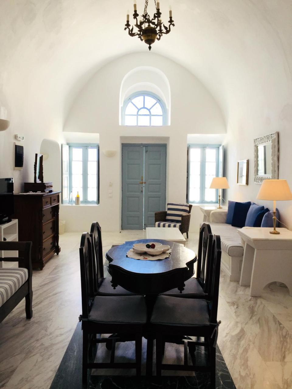 Aigialos Luxury Traditional Settlement 5* Fira (Santorini)