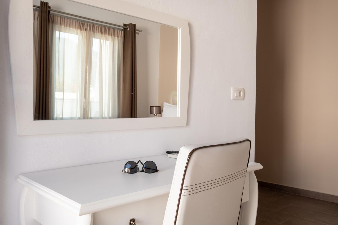 Tristhenia 3* Perissa (Santorini)