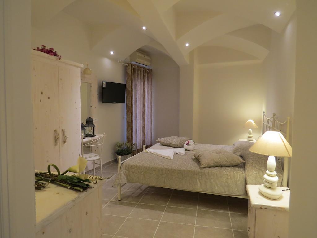 Manos Hotel Karterados (Santorini)