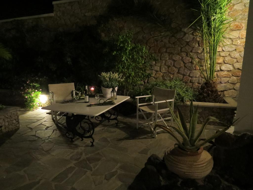 Manos Karterados (Santorini)