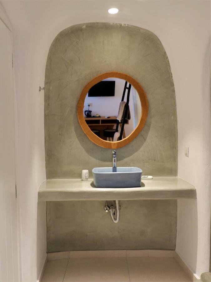 Iriana Suites *