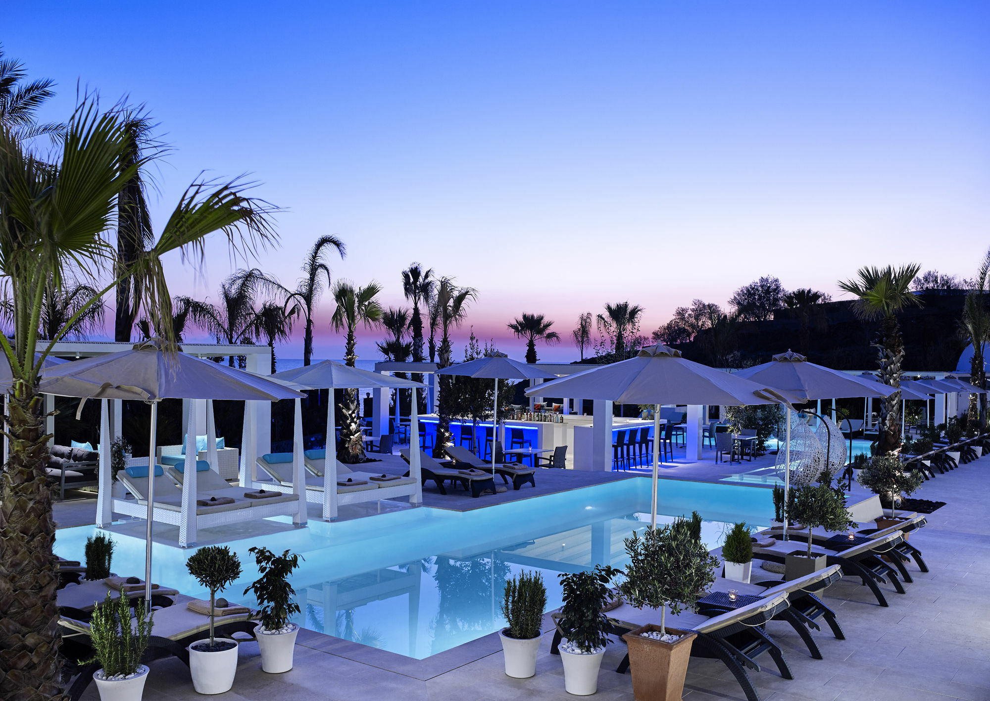 Aurora Luxury Suites Hotel 4*
