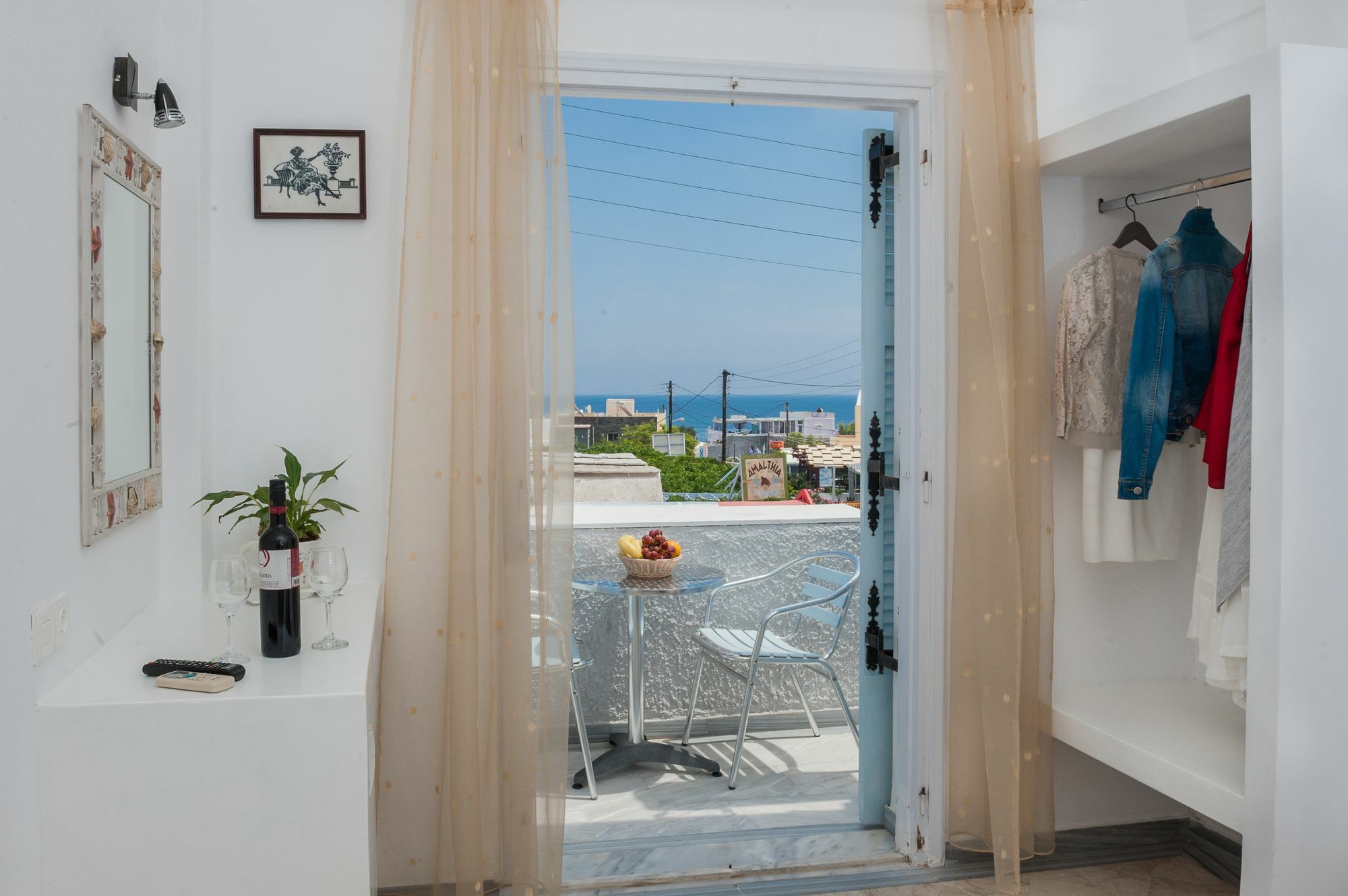 Join Us Cost 2* Kamari (Santorini)