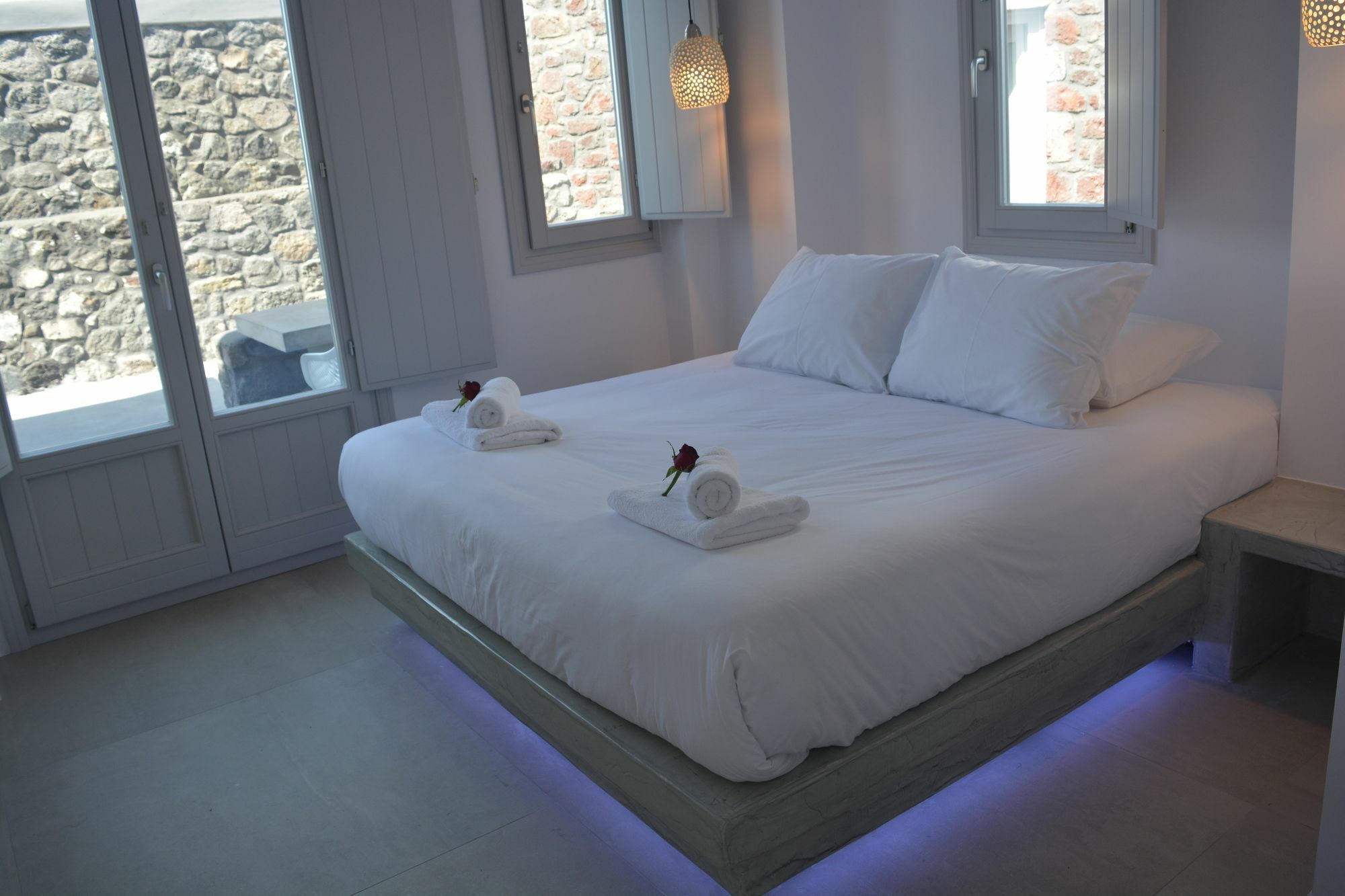 Elysian Santorini Hotel 3*