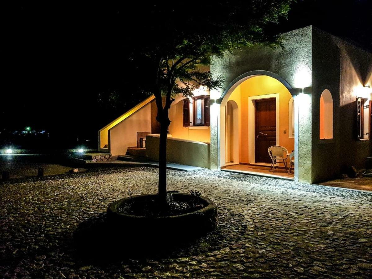 Holiday home Sunshine House For 9, Cozy Set Up,verandas, Sea View. Karterados (Santorini)