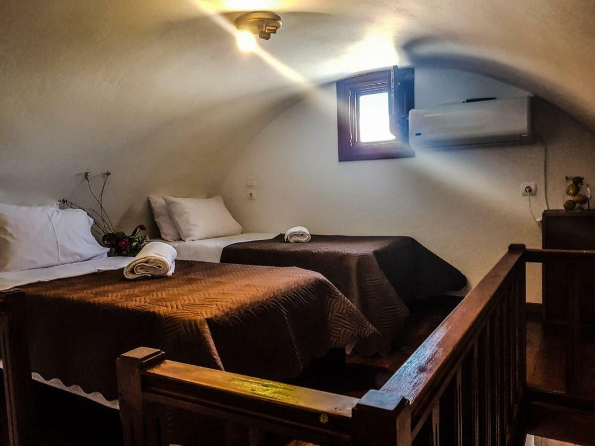 Sunshine House For 9, Cozy Set Up,verandas, Sea View. Holiday home Karterados (Santorini)
