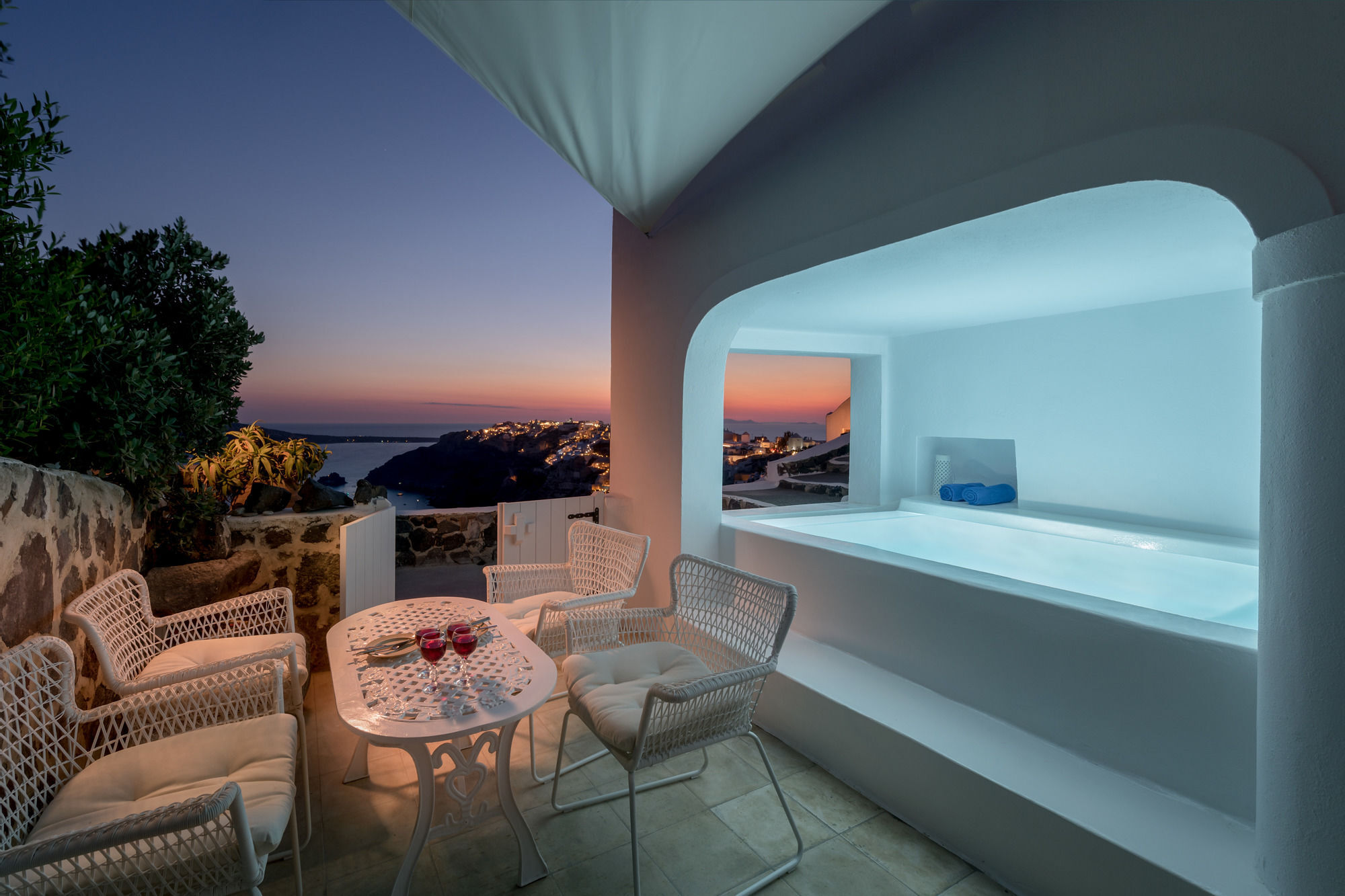 White House * Foinikia (Santorini)
