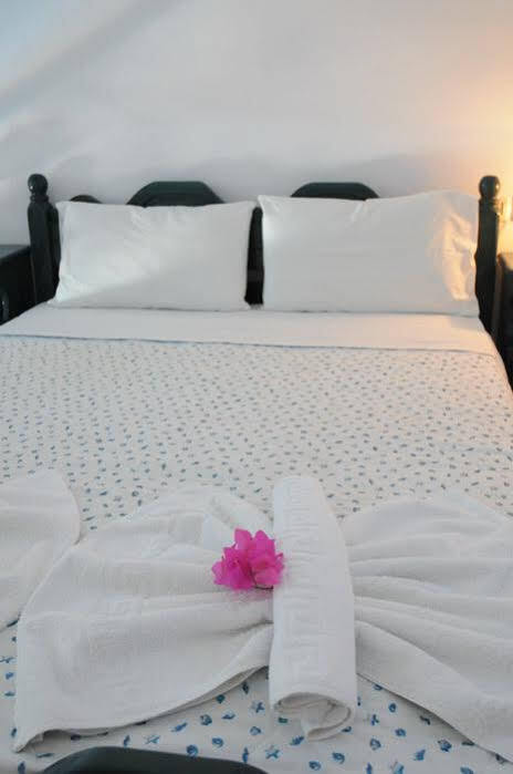 Eleftheria 3* Perivolos (Santorini)