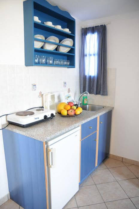 Eleftheria 3* Perivolos (Santorini)
