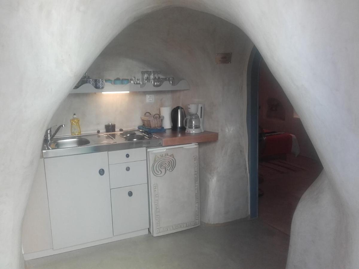 αura Cave