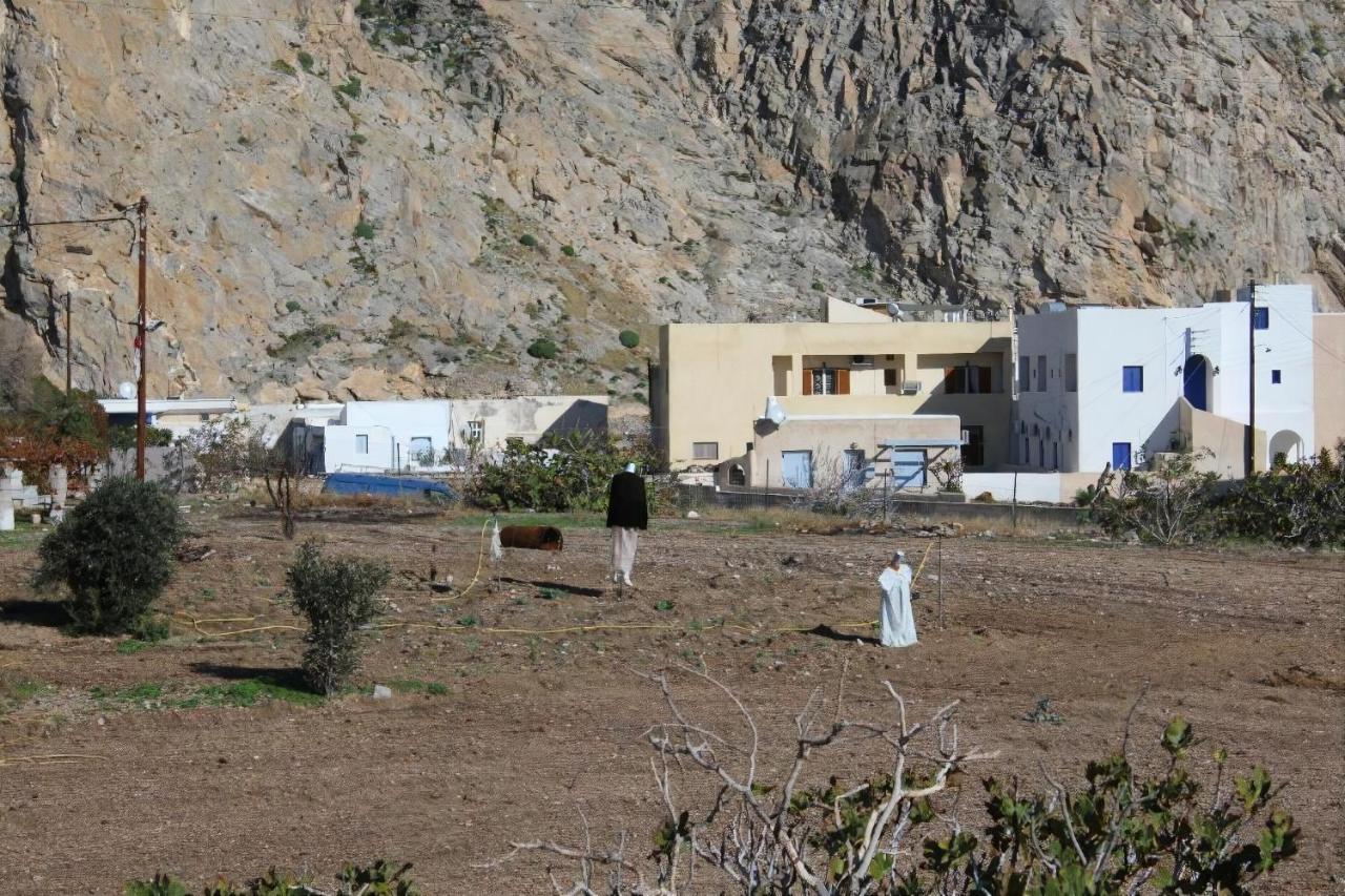 Studios Halaris Perissa (Santorini)