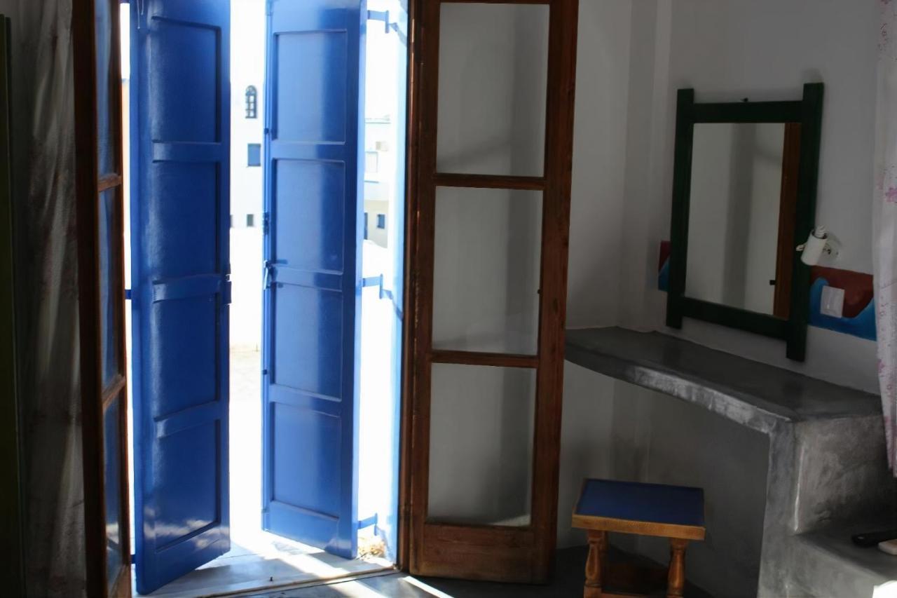 Studios Halaris Perissa (Santorini)