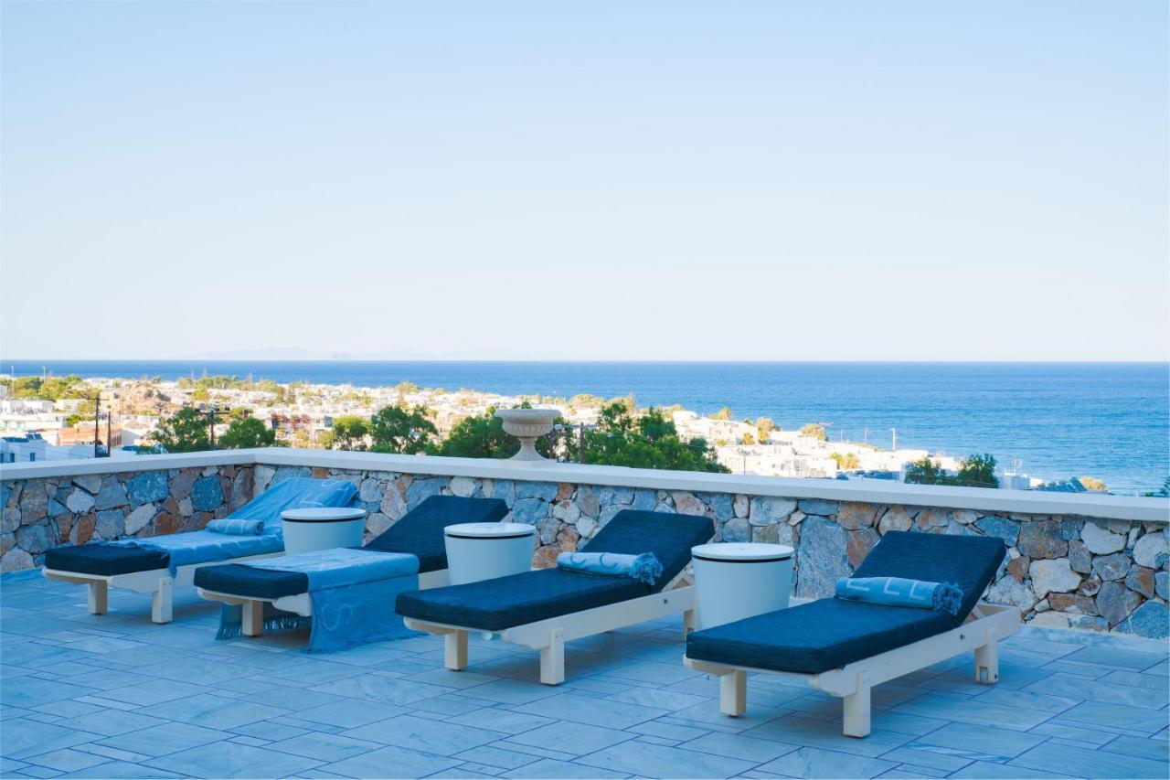 Epavlis & Hotel Kamari (Santorini)