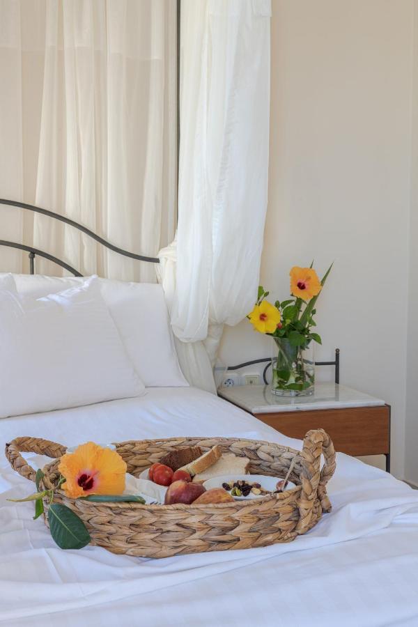 Epavlis & Hotel