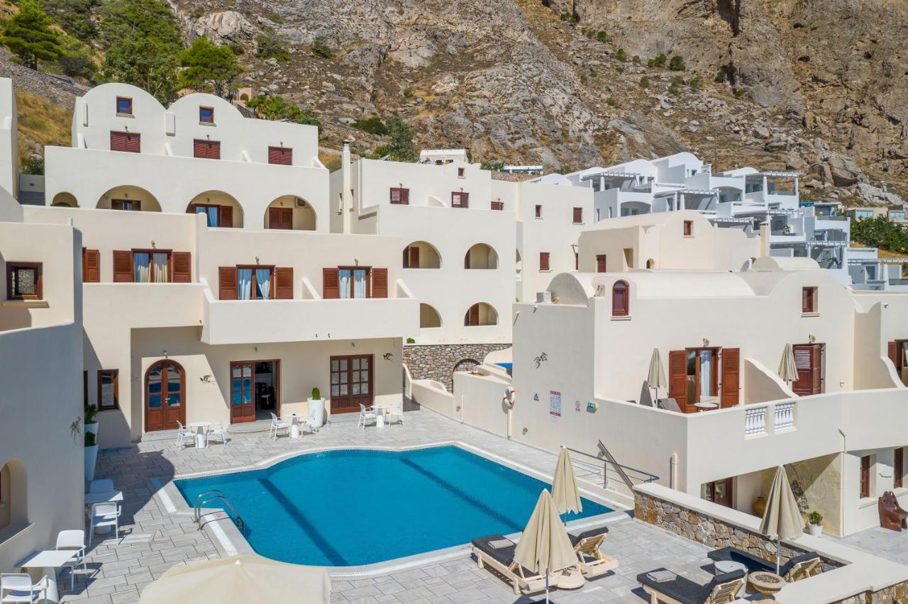 Epavlis & Hotel Kamari (Santorini)