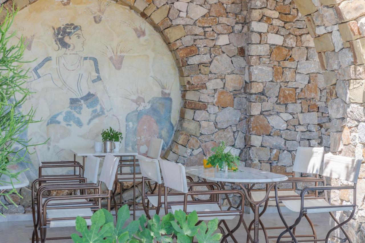 Epavlis & Hotel 4*