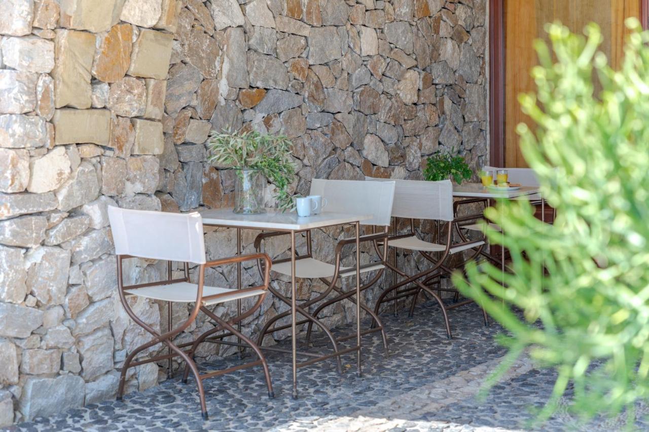 Epavlis & Hotel Kamari (Santorini)