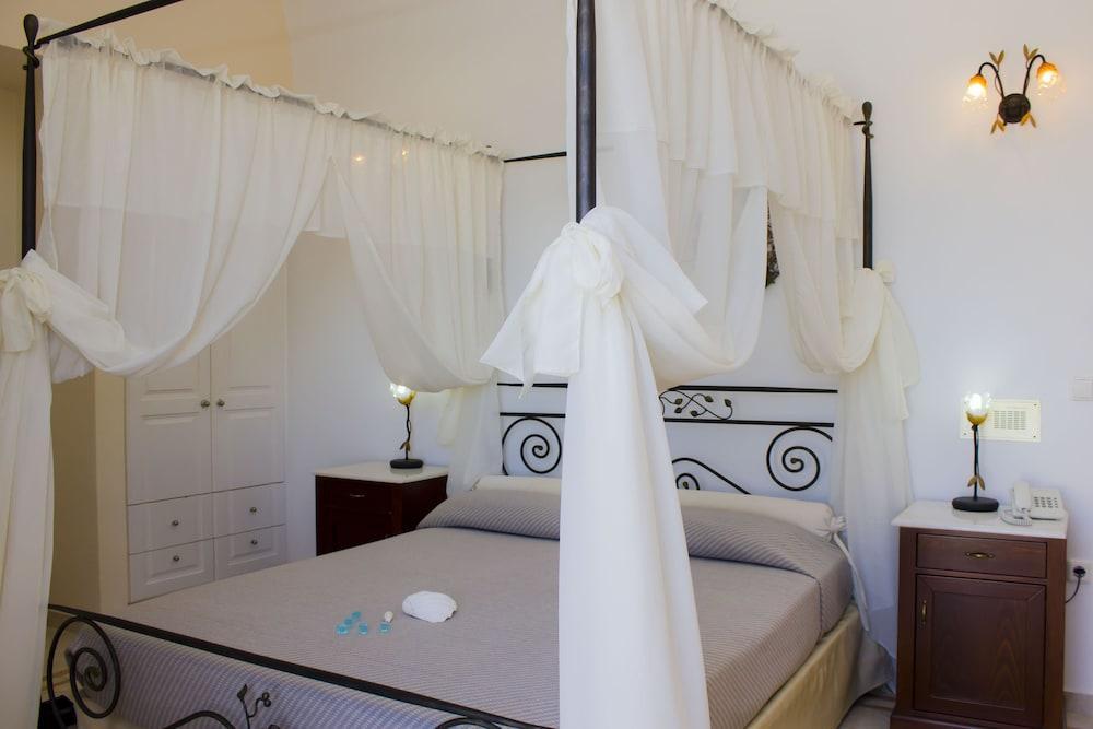 Epavlis & Hotel