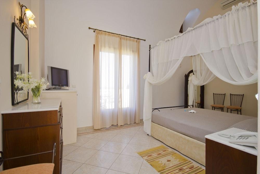 Epavlis & Hotel 4*