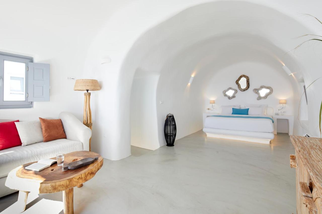 Iliovasilema & Hotel Imerovigli (Santorini)