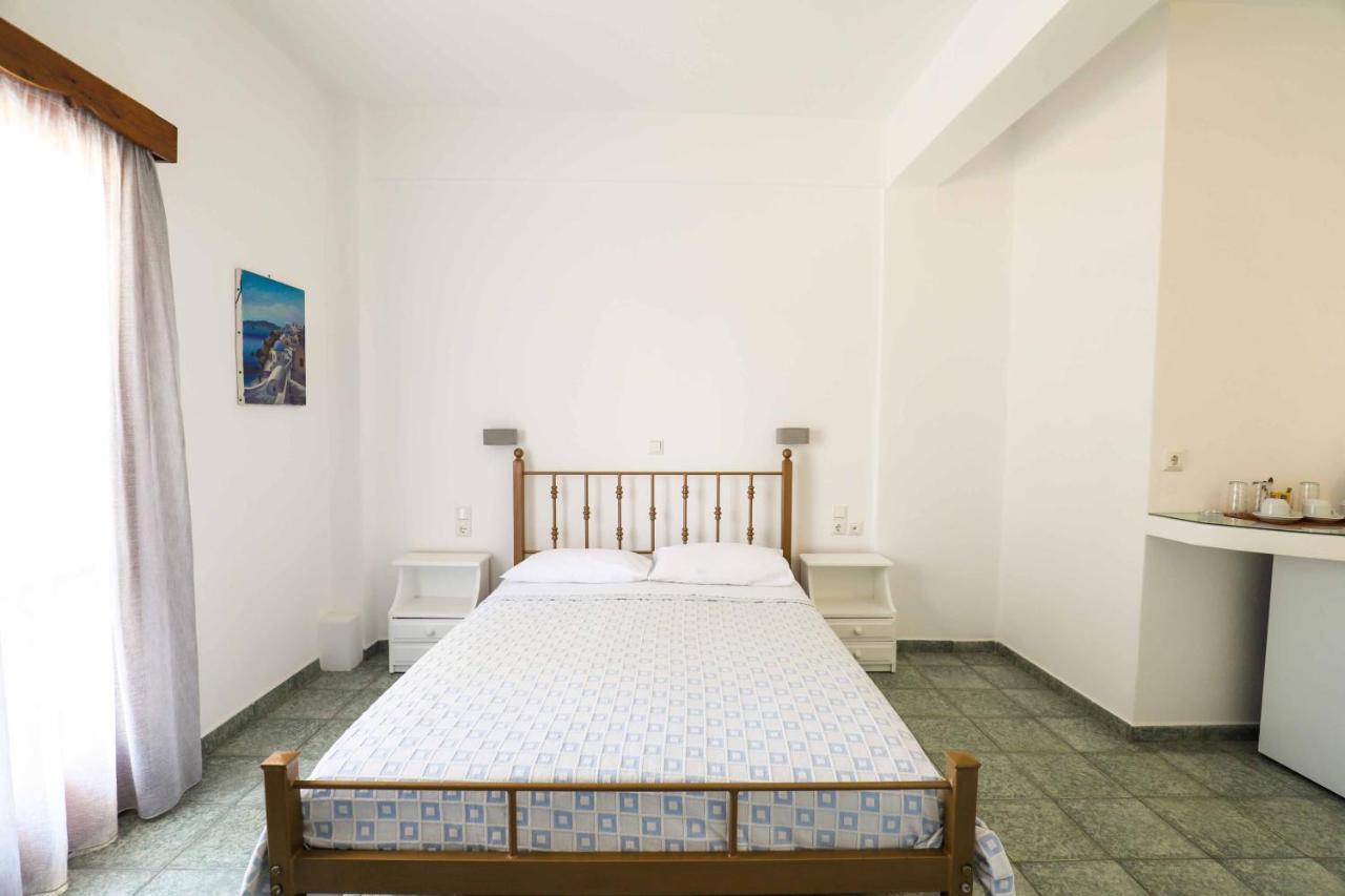 Finikas Santorini Kamári