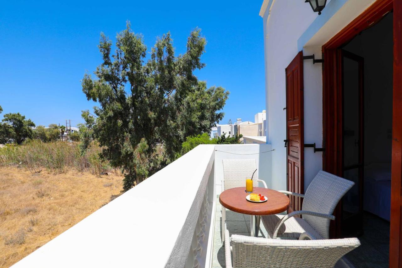 Finikas Santorini