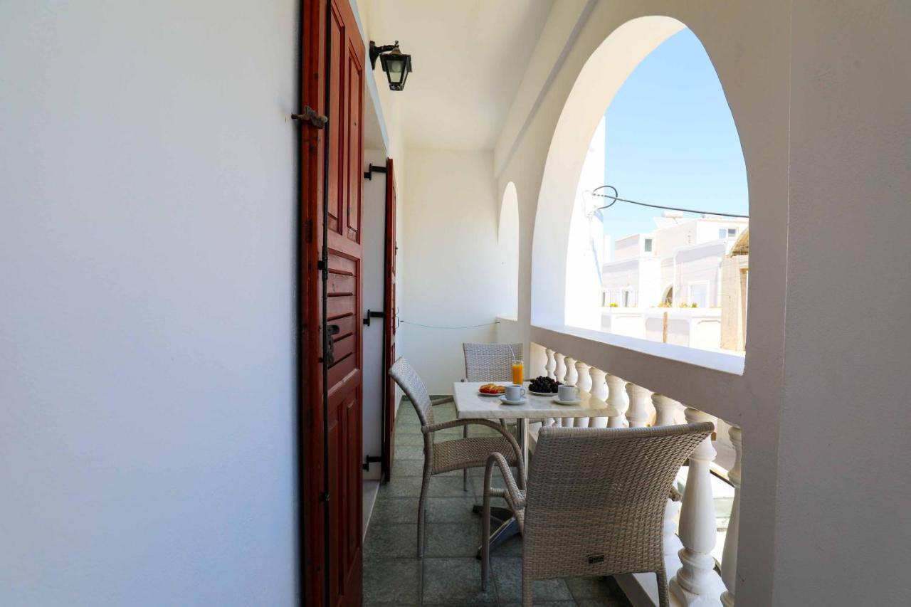 Finikas Santorini Kamári