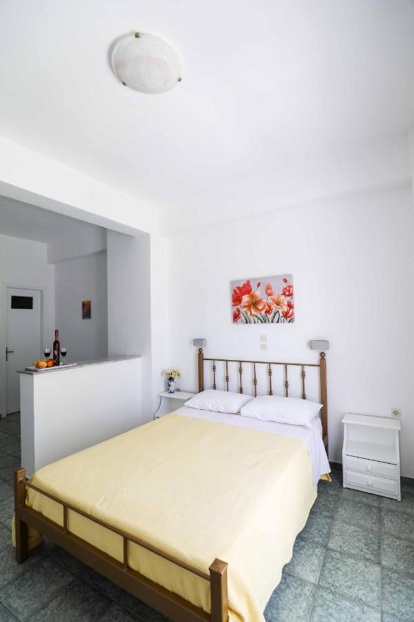Finikas Santorini Kamári