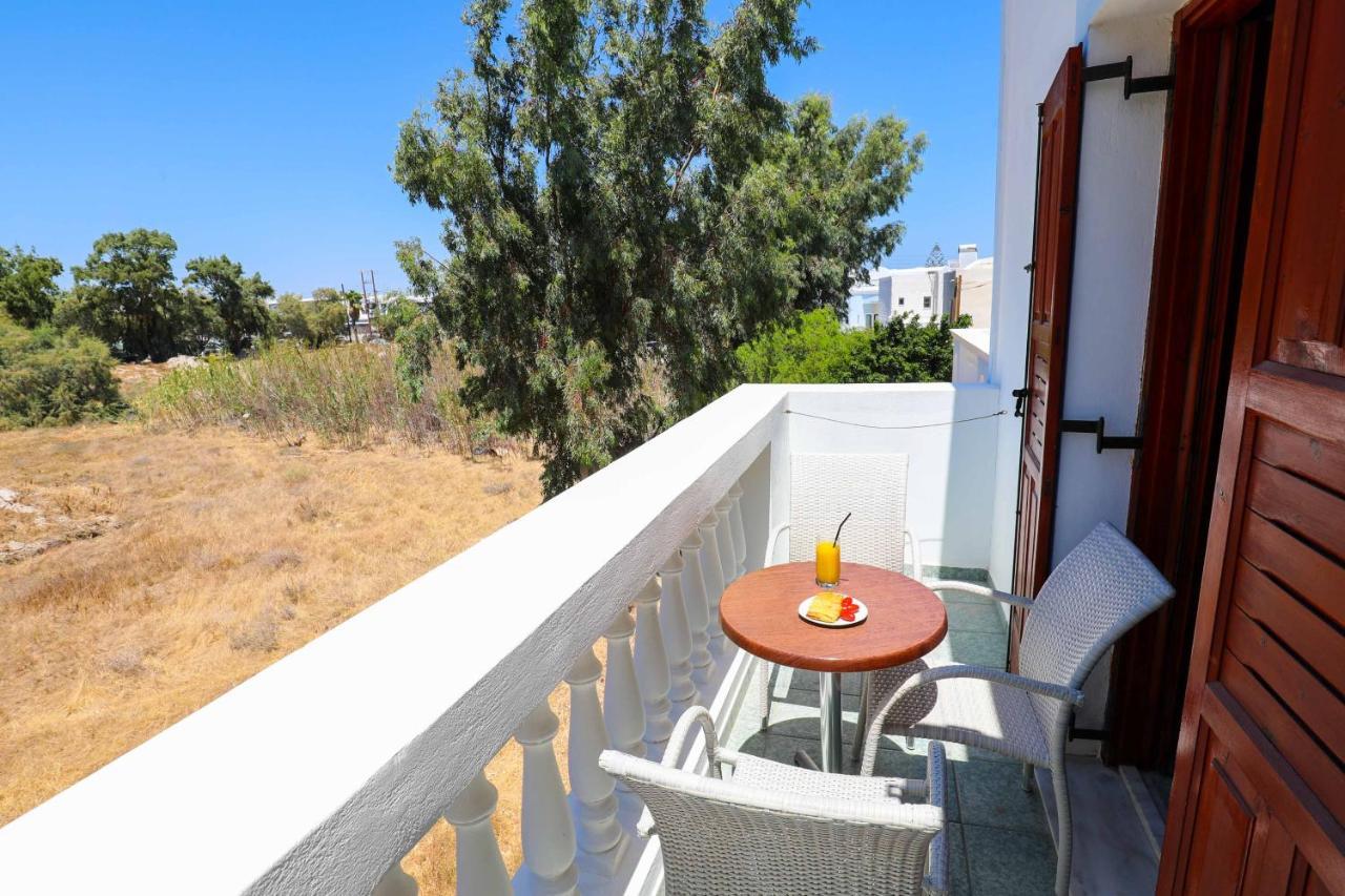 Finikas Santorini
