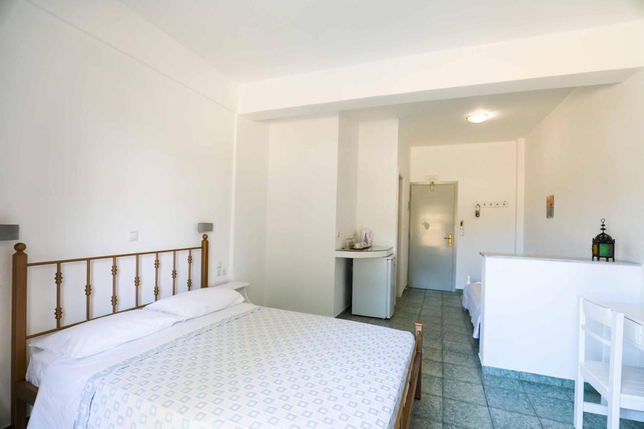 Finikas Santorini Kamári