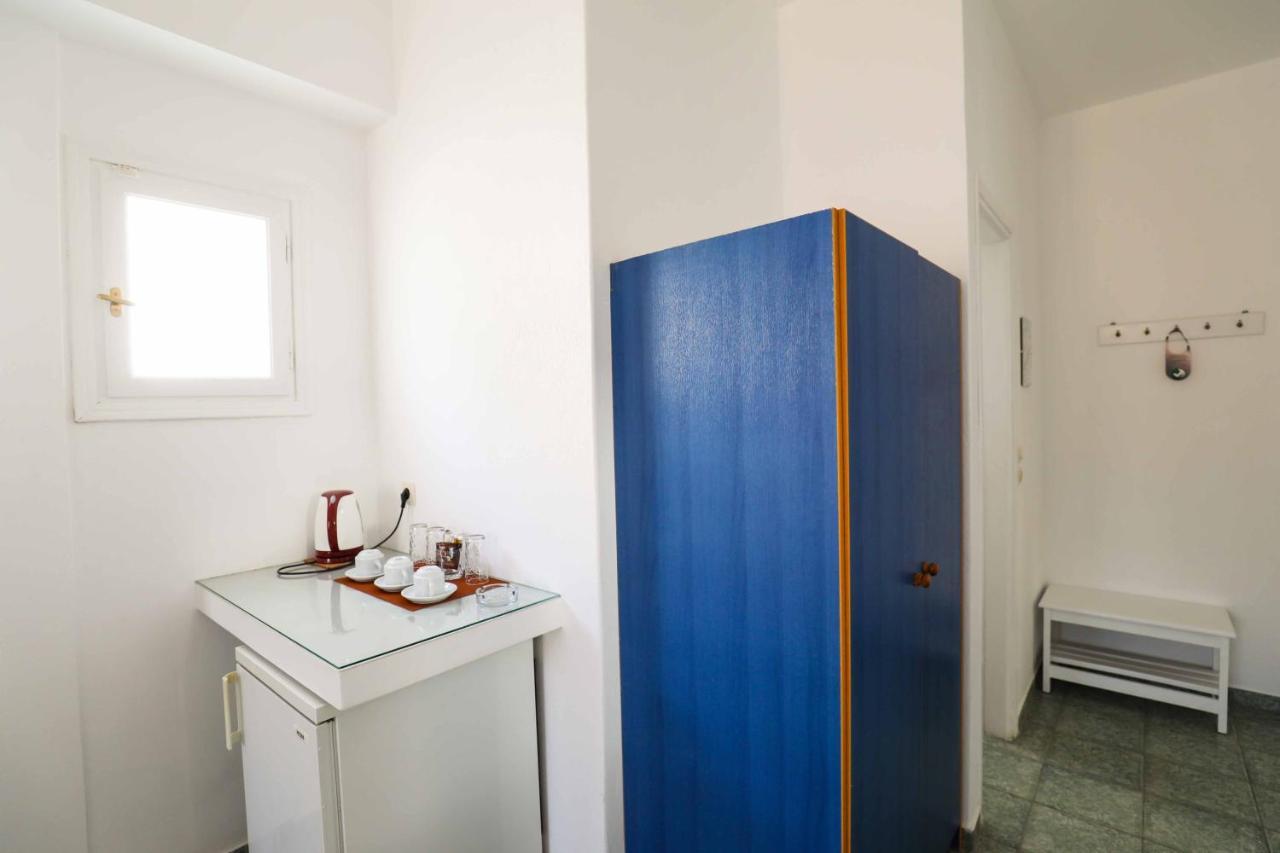 Finikas Santorini 3* Kamári