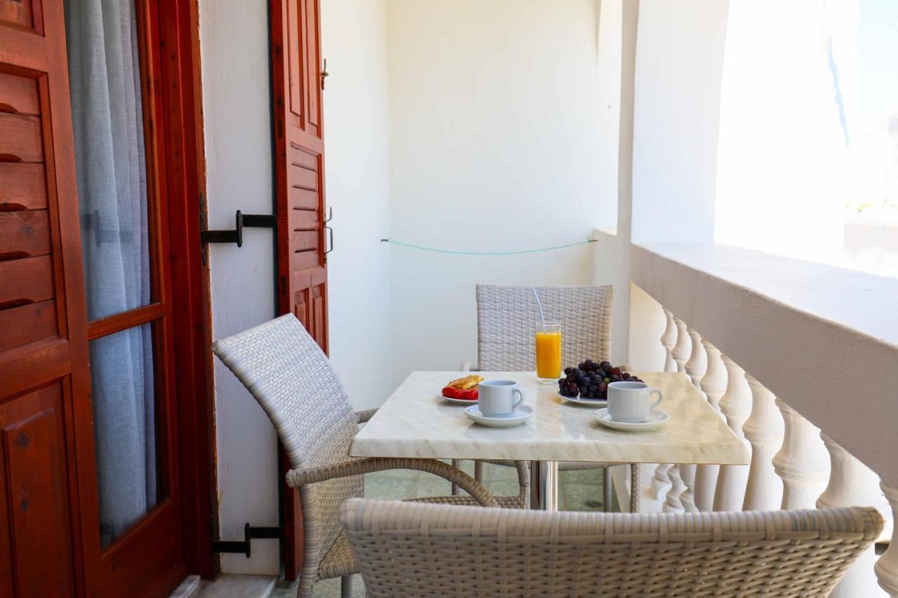 Finikas Santorini 3*