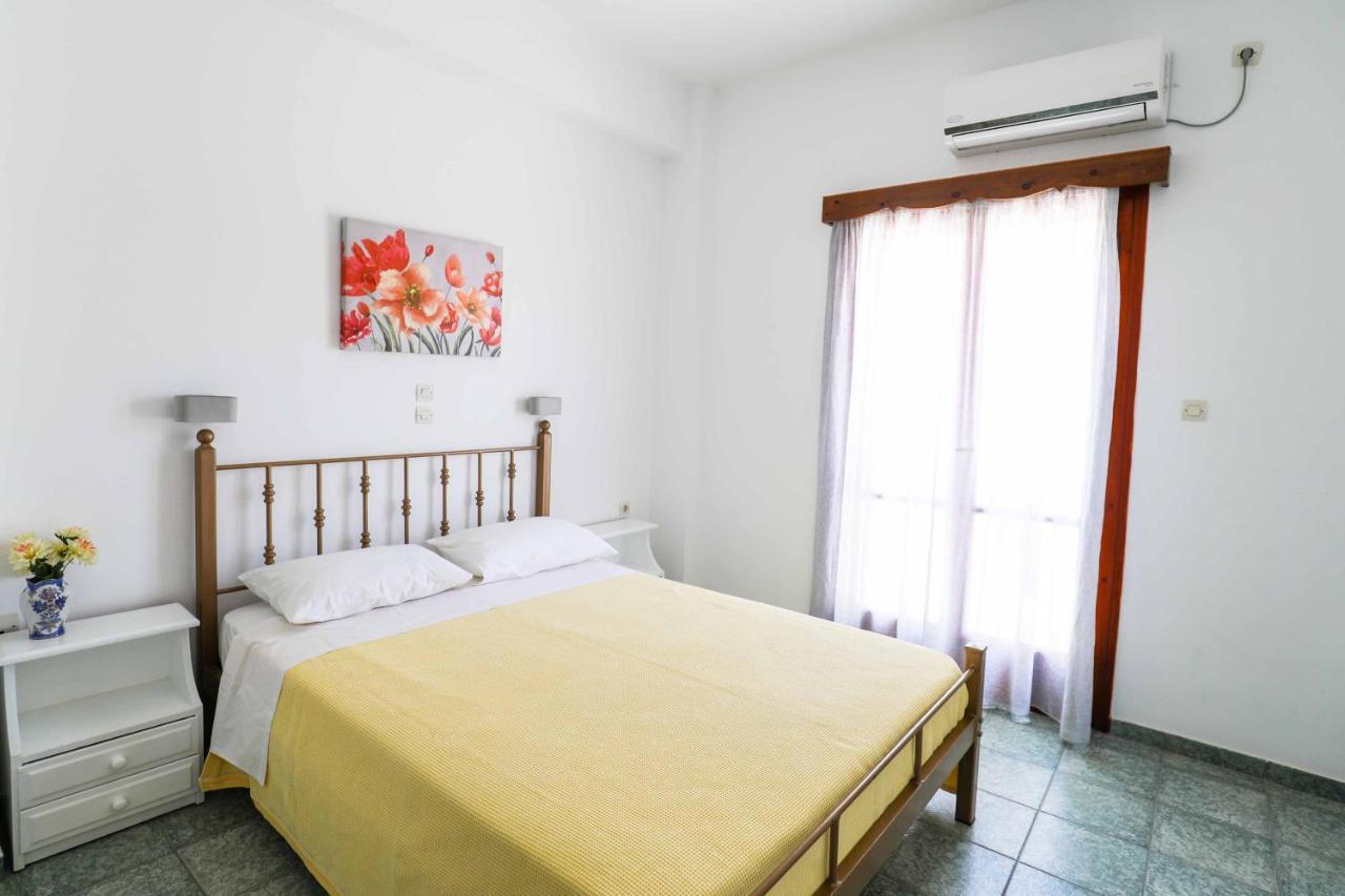 Finikas Santorini Hotel 3*