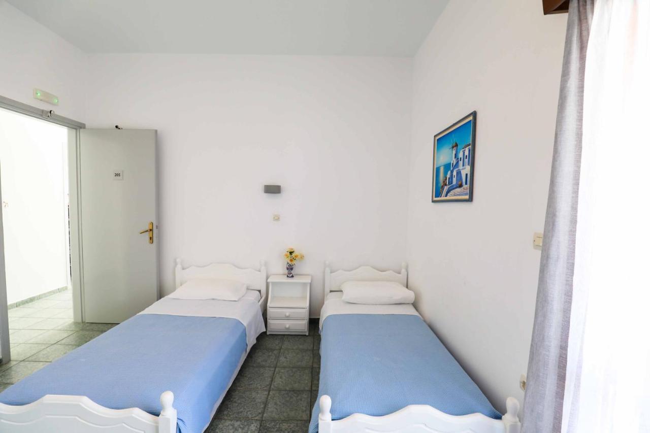 Finikas Santorini 3* Kamári