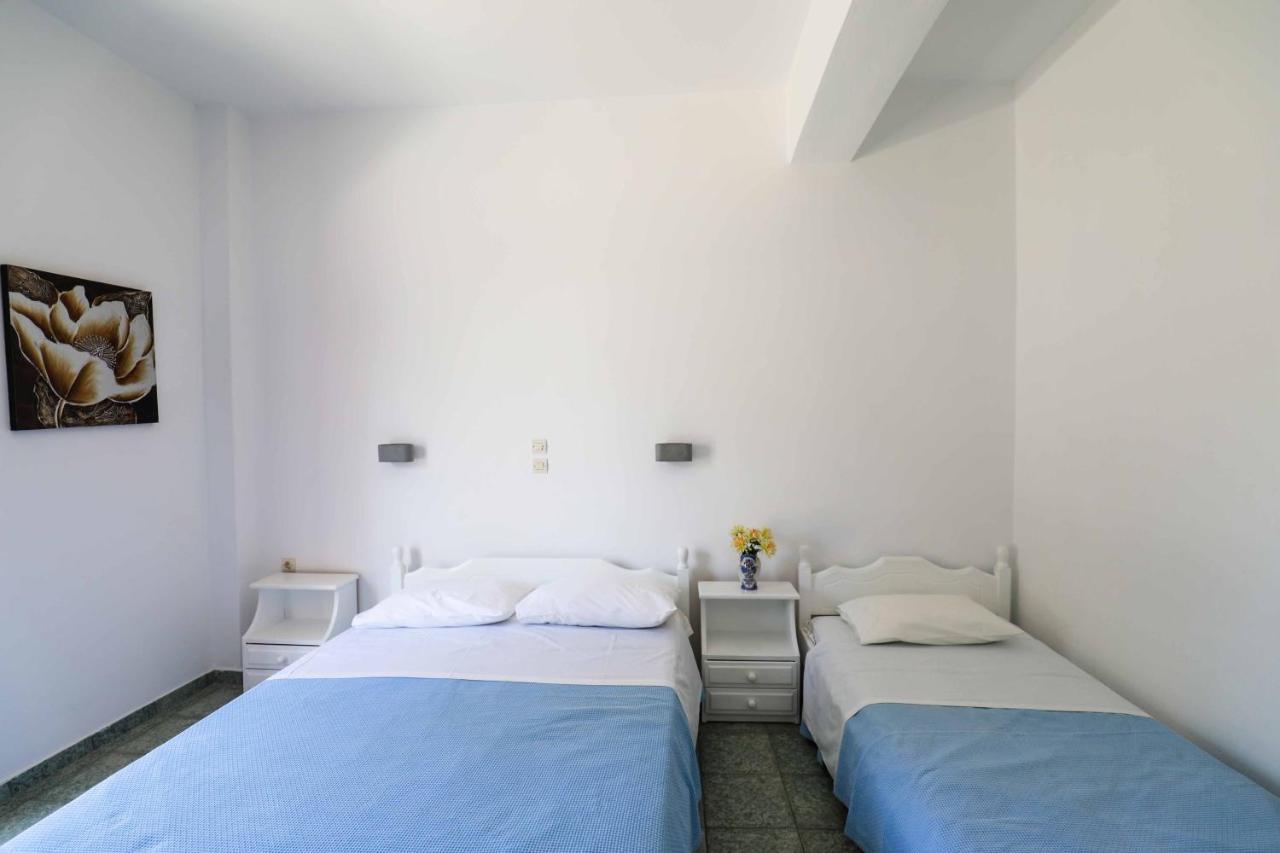 Finikas Santorini 3* Kamári