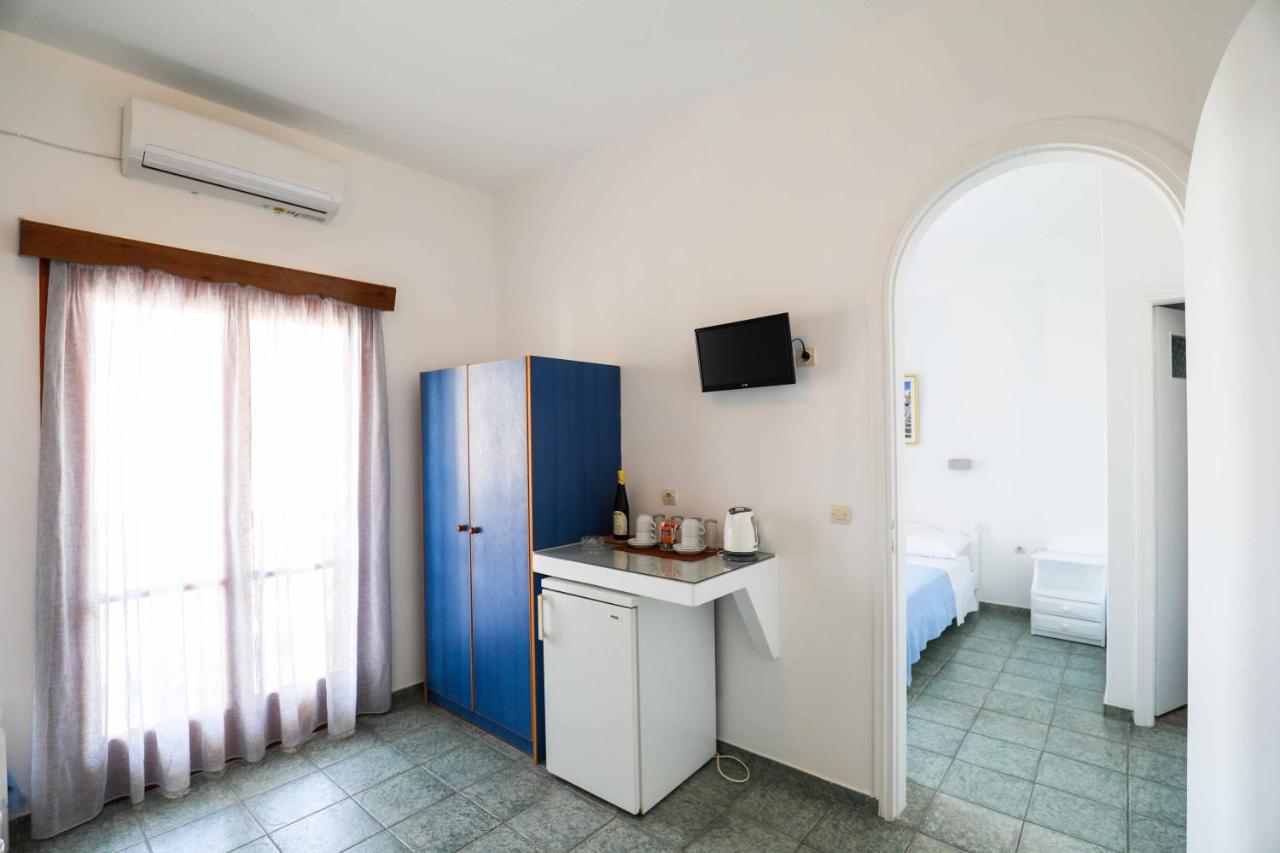 Finikas Santorini